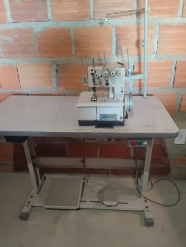 Máquina de constura Galoneira semi industrial com mesa e 3 agulhas 