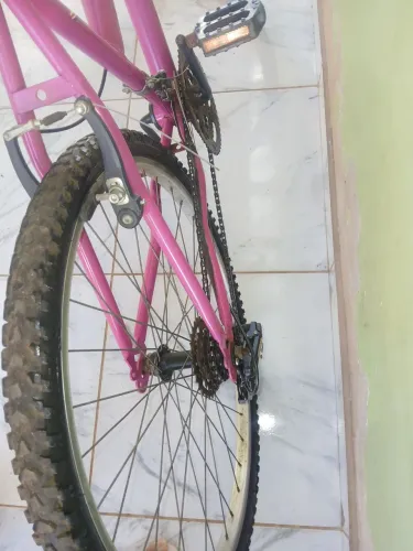 Bicicleta aro 26 com ótima pintura pneus novos valor 400 reais aceito cartão de crédito