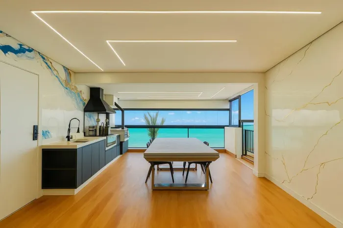 Apartamento Reformado Frente Mar à Venda na Pitangueiras no Guarujá | QVista Inteligência