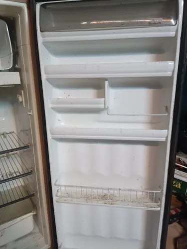 Vendo geladeira Consul em boas condições.