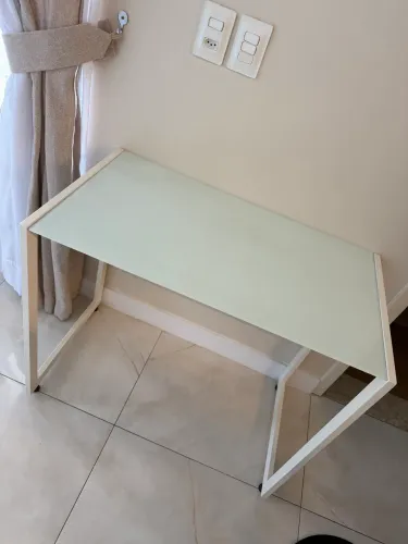Mesa de escritorio com tampa de vidro