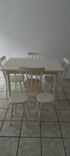 Mesa de jantar com 4 cadeiras e 2 banquetas