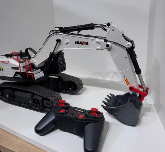 Escavadeira huina1594 1/14 28 canais
