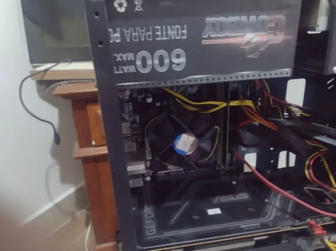 Fonte de 600 w. Vendo tem que vir buscar