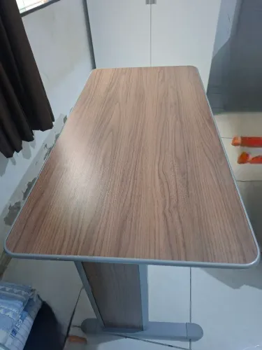 Mesa Moderna com Acabamento Amadeirado<br>Mesa Novinha