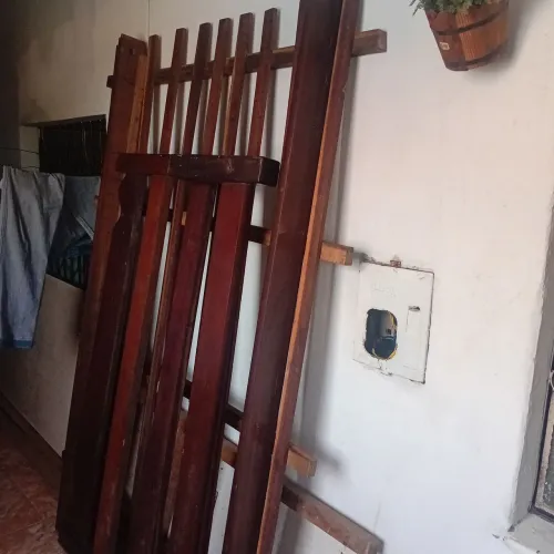 Cama com colchão tamanho casal.