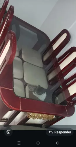Vende-se uma mesa seis cadeiras tampão de vidro