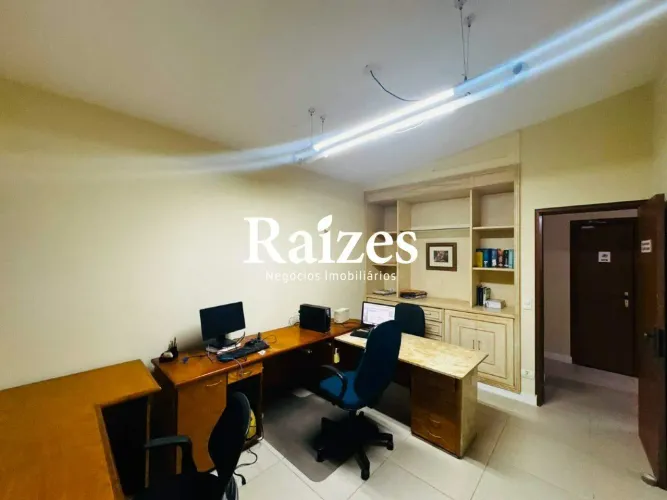 Casa Comercial no Bairro Cazeca com 340m², Arquitetura Romana Clássica, 8 Salas e 5 Vagas