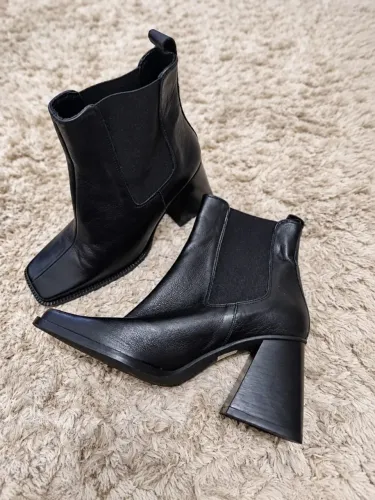 Bota de couro preta - tamanho 35 - NOVA