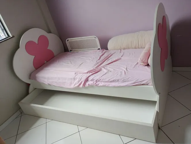 Bi cama de madeira boa.