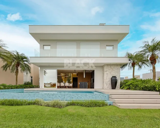 Casa com piscina no Reserva das Águas em Torres RS