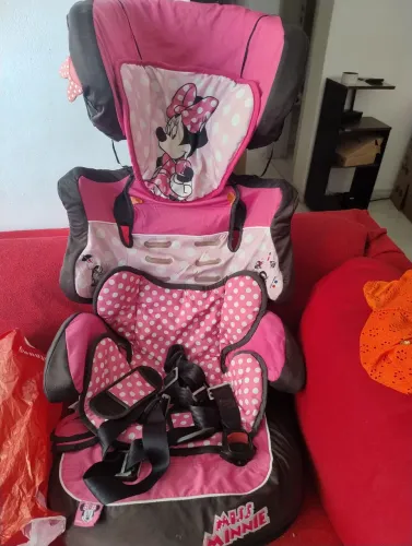 Cadeirinha com regulagem de altura, e desmontável, para crianças de 01 até 10 anos. 