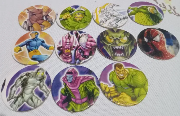 12 Tazos com personagens da Marvel comics