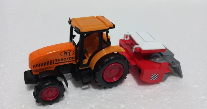 Trator brinquedo com semeadora