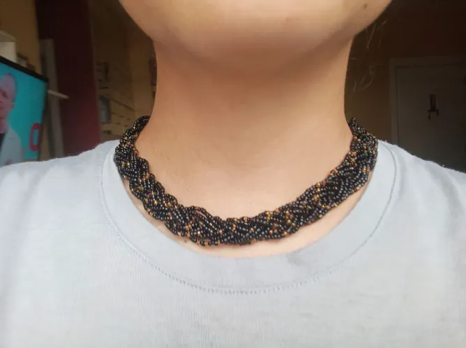 Colar de miçanguinhas trançadas preto e dourado 