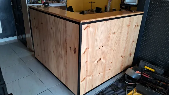 Balcão de atendimento estilo industrial 