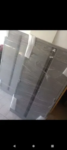 Armário de aço médio.