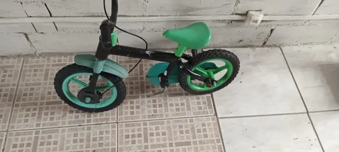Bicicleta criança de 3, 4 anos precisa dar uma guaribada Estado geral bom