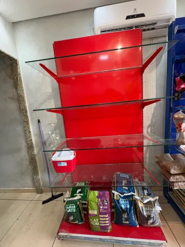 Vendo gôndola de ferro com prateleiras de vidro 