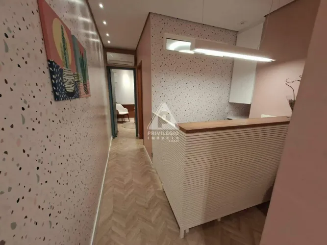 Sala Comercial Reformada de 30m² em Ipanema: Vista Livre e Sol da Manhã