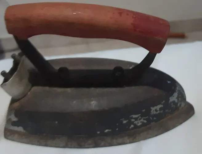 FERRO DE PASSAR ROUPA ANTIGO