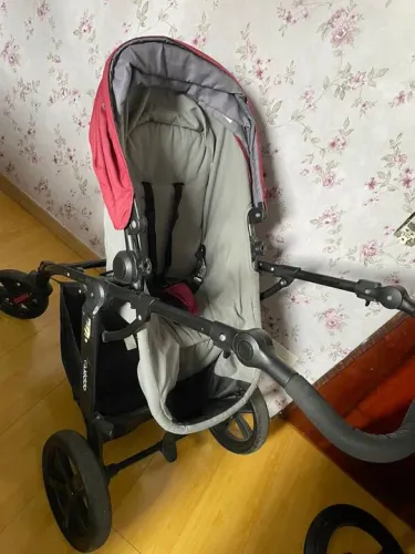 Carrinho de Bebê kiddo em ótimo estado, com bebê conforto e cadeira alimentação