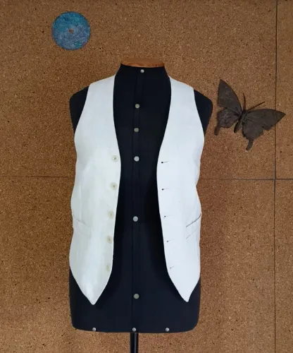 Colete alfaiataria off white em linho e crepe de seda