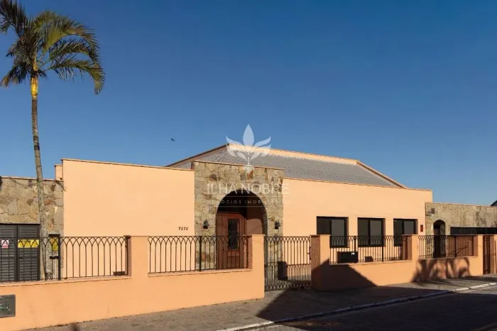Casa Comercial Frente Mar para aluguel Ribeirão da Ilha Florianópolis com 375 m²