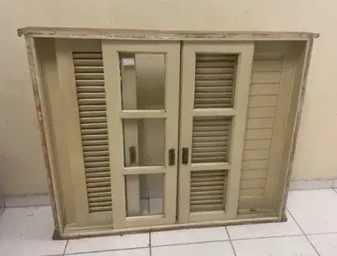 Janela Veneziana em Madeira 