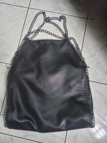 Bolsa de ombro preta com corrente