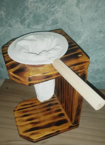 Mancebo c/ coador de café