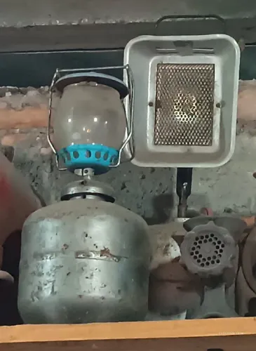 Antigo conjunto de lamparina e aquecedor a gás.