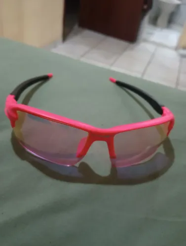 Oakley original em perfeito estado. Sem nenhum risco ou arranhões.