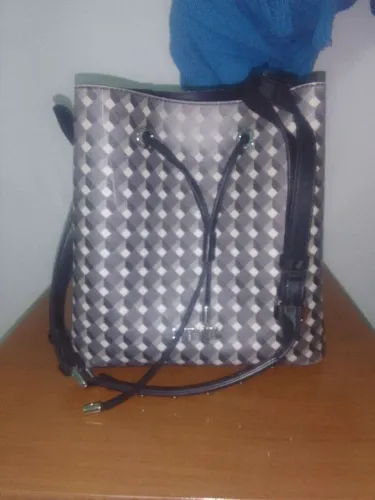 Bolsa de ombro com design geométrico