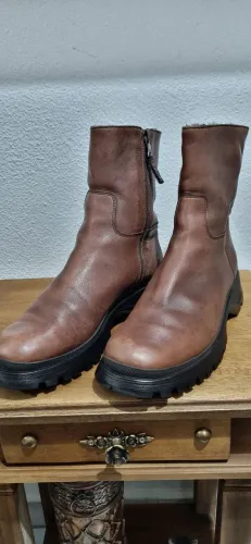Botas original Prada de couro marrom com solado tratorado