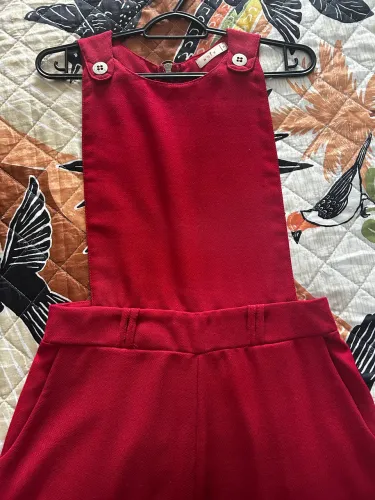 Macacão pantalona com bolsos e passador de cinto. Tamanho: P