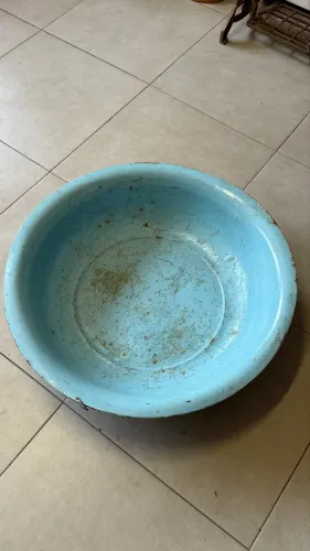 Bacia de lata antiga
