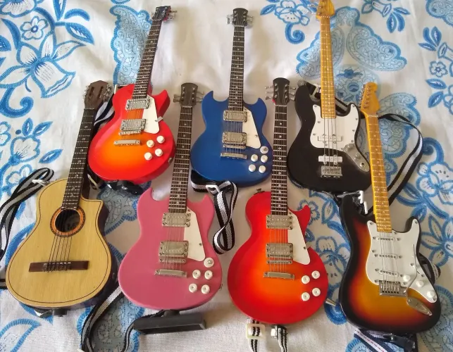 Kit de Guitarras Miniatura - 7 Peças