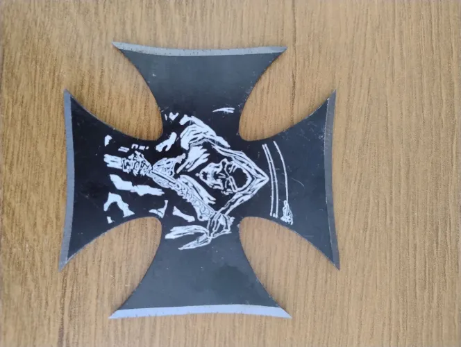 Adaga de metal com design de caveira