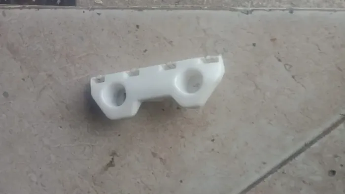 Guia Suporte Para-choque Nissan Versa 2011 / 2021 Lado direito