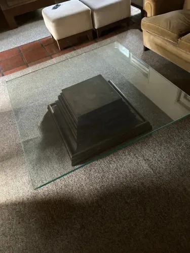 Mesa de centro em vidro e madeira