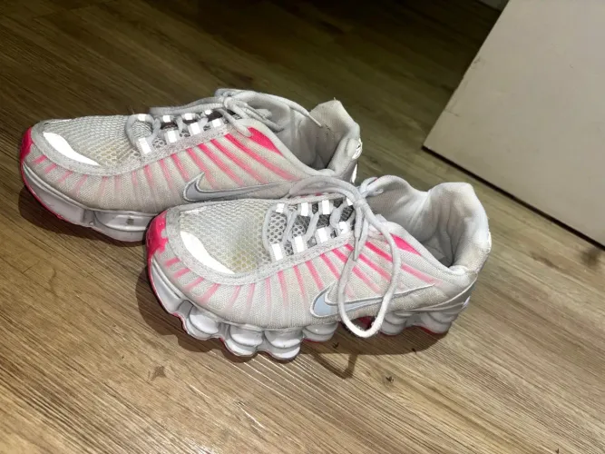 Nike 12 Molas Rosa e Branco
