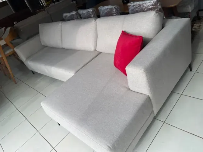 SOFÁ EM LINHO 3.15 MT SOFISTICADO E ELEGANTE COM CHAESE