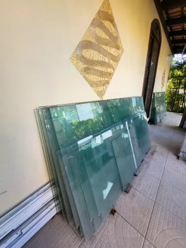 Lote de Divisórias de Vidro Temperado (Aprox. 80m² x 8mm)