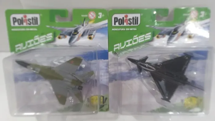2 jatos ( 1 EF-2000 Eurofighter e 1 Mig-29 Fulcrum (Miniaturas da coleção aviões Polistil