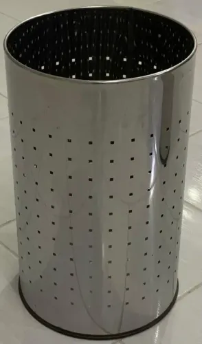 Lixeira de aço inox telada.  Preço R$200,00 cada 