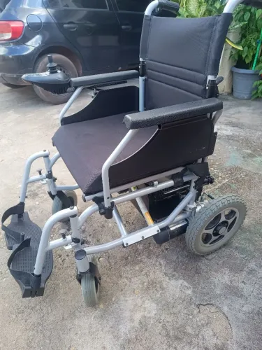 Cadeira de roda motorizada 