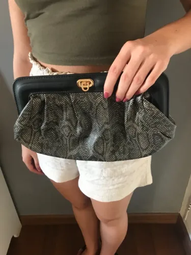 Bolsa De Mão Preta Em Animal Print Da Bia Moraes