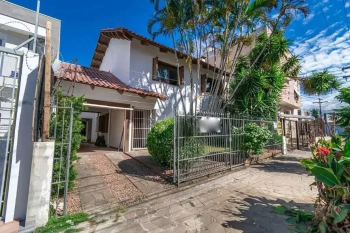 Casa ampla com piscina e 3 dormitórios no bairro Santana  para locação