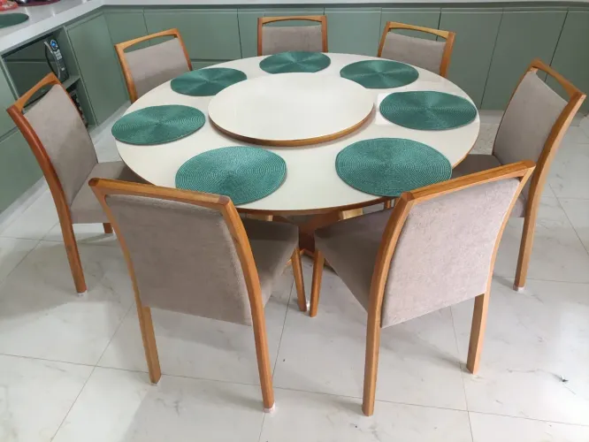 Mesa de jantar em madeira maciça com 7 cadeiras Rúbia  